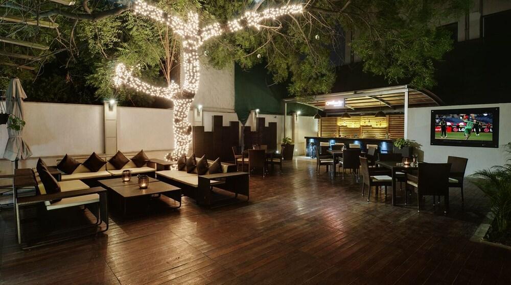 Quality Inn Gurgaon Bagian luar foto